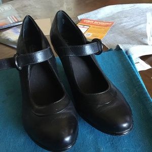Clark’s Bendable low heeled black strapped pumps size 10